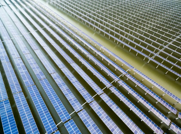 інтеграція сонячних панелей з системами зберігання енергії